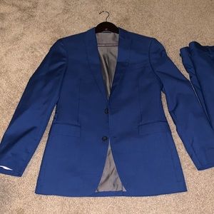 Men’s Bar III 2 piece suit; slim fit. Jacket 36R, pants 30-32.